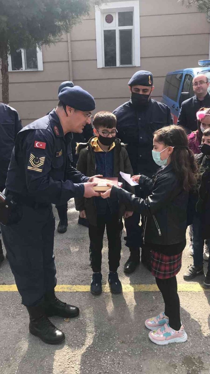 Elazığ’da Öğrenciler, Jandarma Ekiplerine Türk Bayrağı Ve Kuran’ı Kerim Hediye Etti