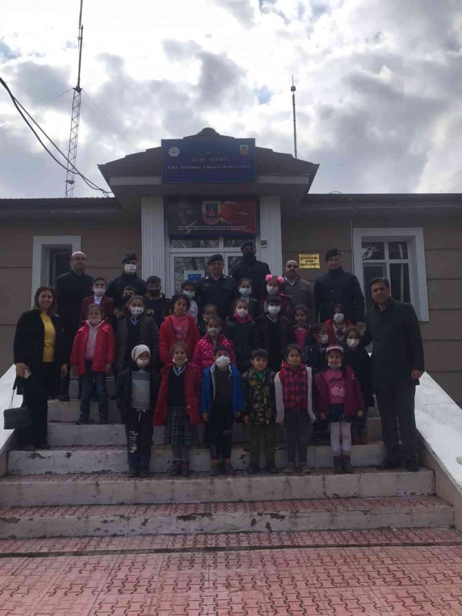 Elazığ’da Öğrenciler, Jandarma Ekiplerine Türk Bayrağı Ve Kuran’ı Kerim Hediye Etti