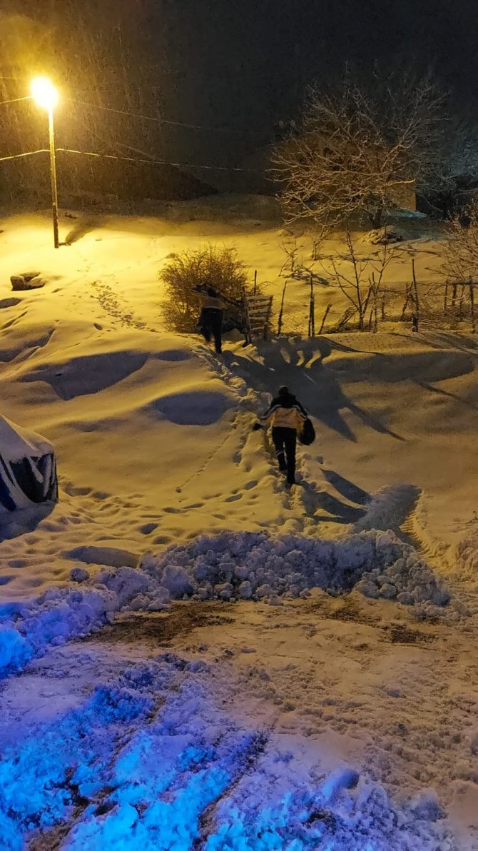 Elazığ’da Karda Mahsur Kalan Vatandaş 5 Saatlik Çalışmanın Ardından Kurtarıldı
