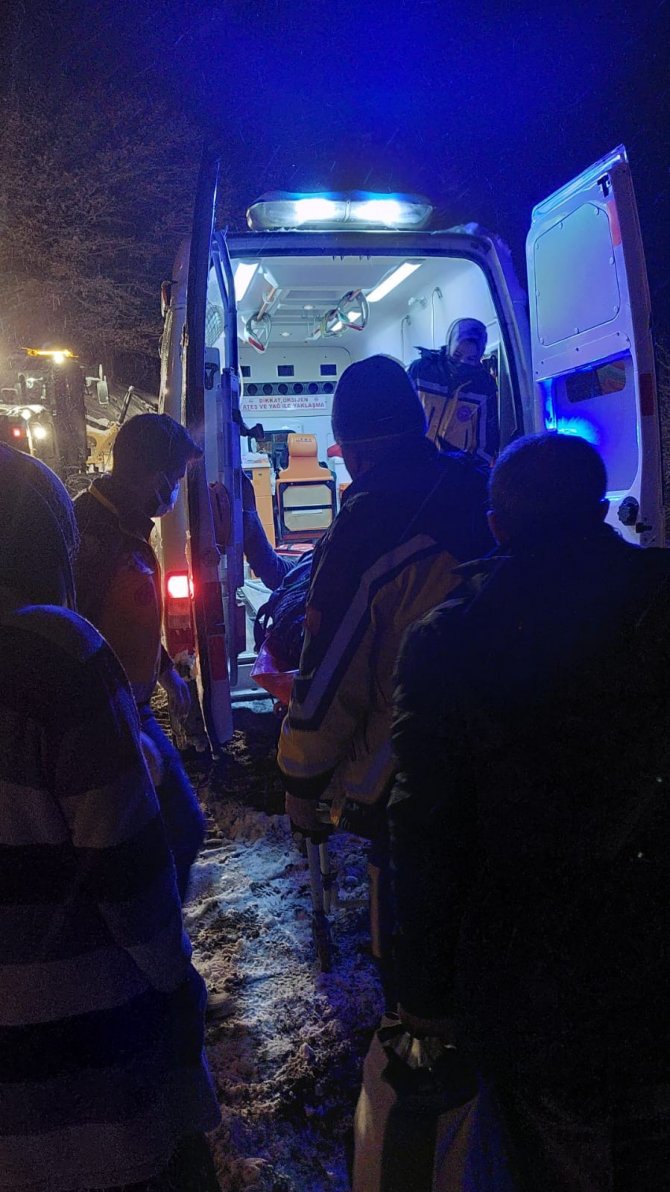 Elazığ’da Karda Mahsur Kalan Vatandaş 5 Saatlik Çalışmanın Ardından Kurtarıldı