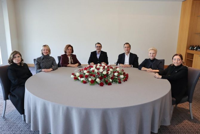 Bakan Dönmez, Türkiye’ye Enerji Veren Kadınlar Jürisiyle Buluştu