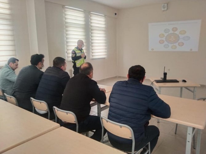 Jandarma Ekiplerinden Cezaevi Personeline Trafik Güvenliği Eğitimi