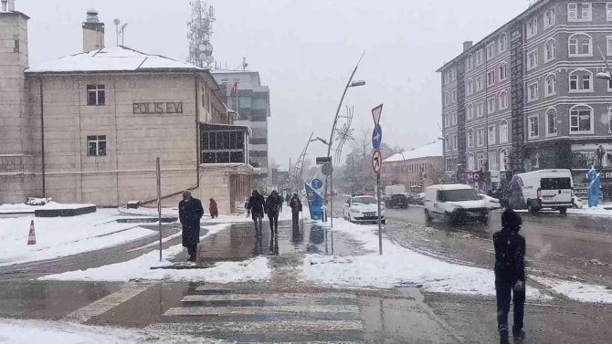 Erzurum’da Kar Yağışı Etkili Oldu, Kent Beyaza Büründü