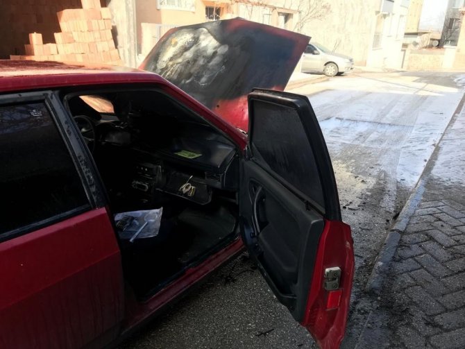 Seyir Halindeyken Alev Alan Otomobilde Maddi Hasar Meydana Geldi