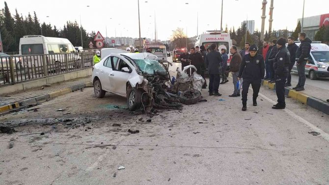 Yön Levhasına Çarpan Otomobil Sürücüsü Hayatını Kaybetti