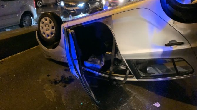 Kayganlaşan Yolda Kayan Araç Takla Attı: 1 Yaralı
