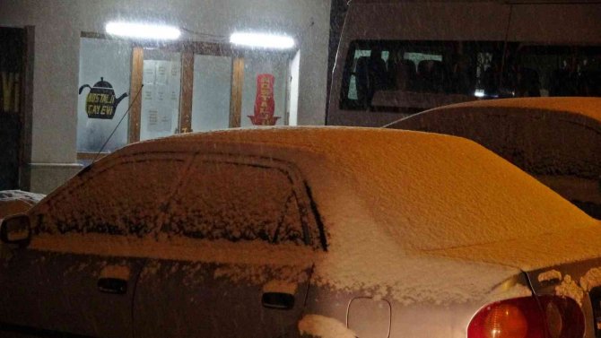 Yüksekova’yı Kar Beyaza Bürüdü