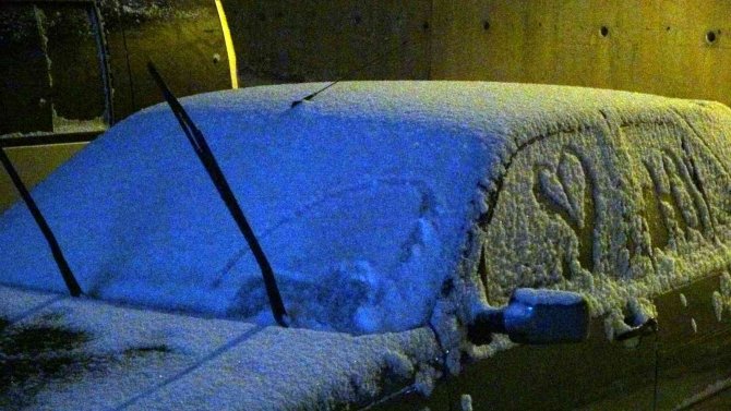 Yüksekova’yı Kar Beyaza Bürüdü
