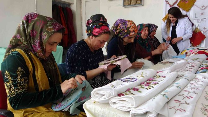 Köyünde Açtığı Kursla Çeyizlik Ürünler Üretiyor