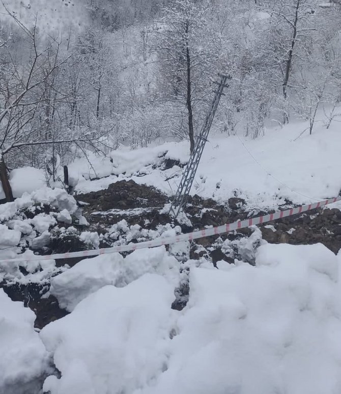 Ordu’da Yaşanan Heyelanda Elektrik Direğinin Yıkılma Anı Kamerada