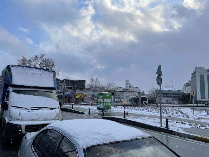 Bahçelievler’de Kar Yağışı Aralıklarla Devam Ediyor