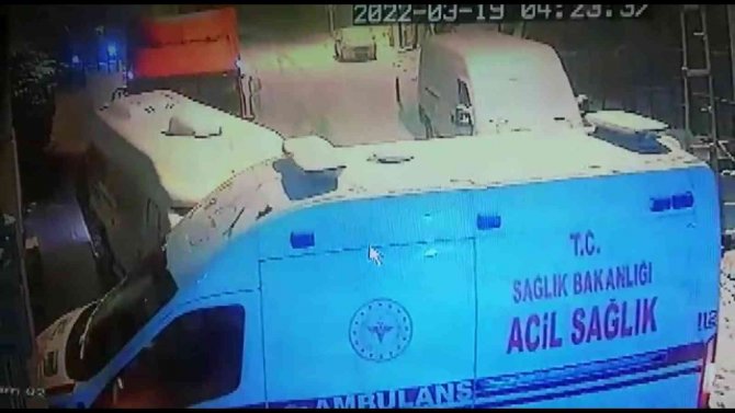 İ̇stanbul Kartal’da Karda Kayan Tır İki Araca Çarparak Durabildi
