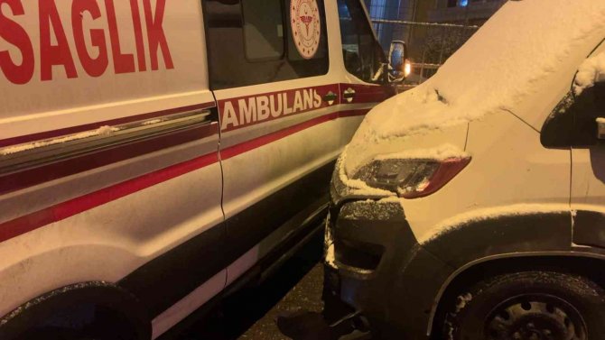 İ̇stanbul Kartal’da Karda Kayan Tır İki Araca Çarparak Durabildi