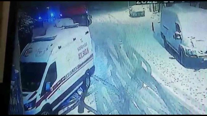 İ̇stanbul Kartal’da Karda Kayan Tır İki Araca Çarparak Durabildi