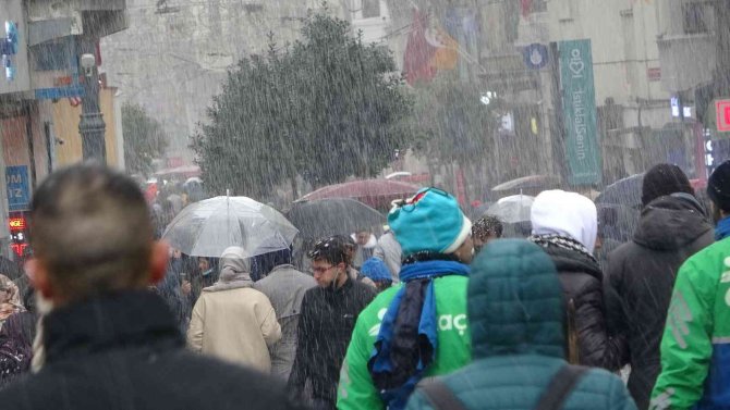 İ̇stiklal Caddesi’nde Kar Yoğunluğu