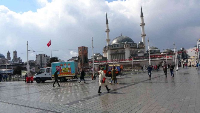 İ̇stiklal Caddesi’nde Kar Yoğunluğu