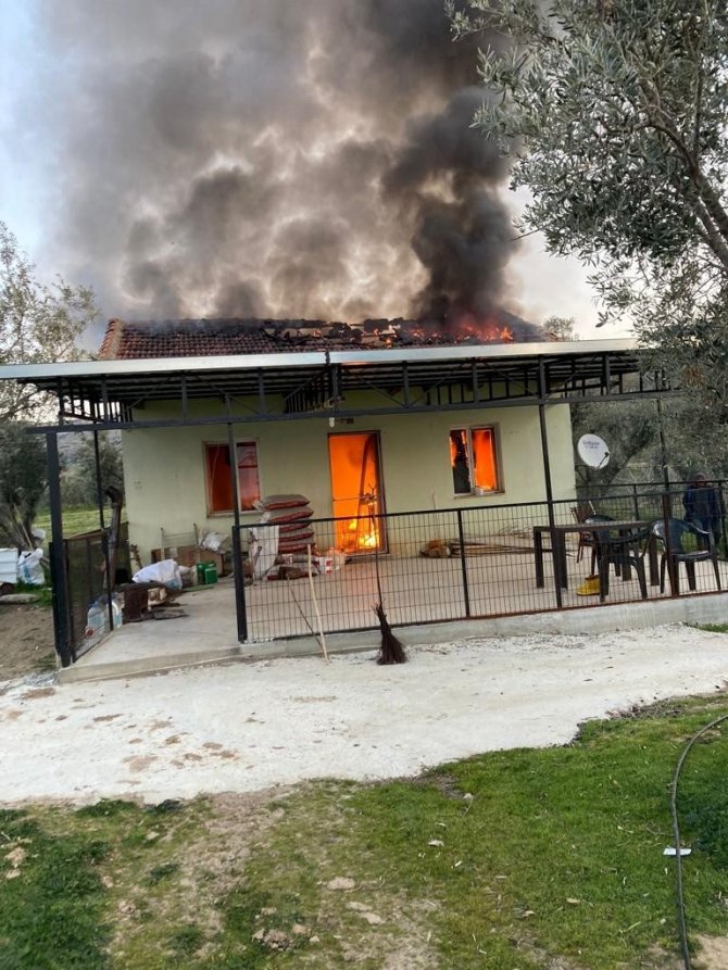 İ̇zmir’deki Yangında 1 Kişi Hayatın Kaybetti