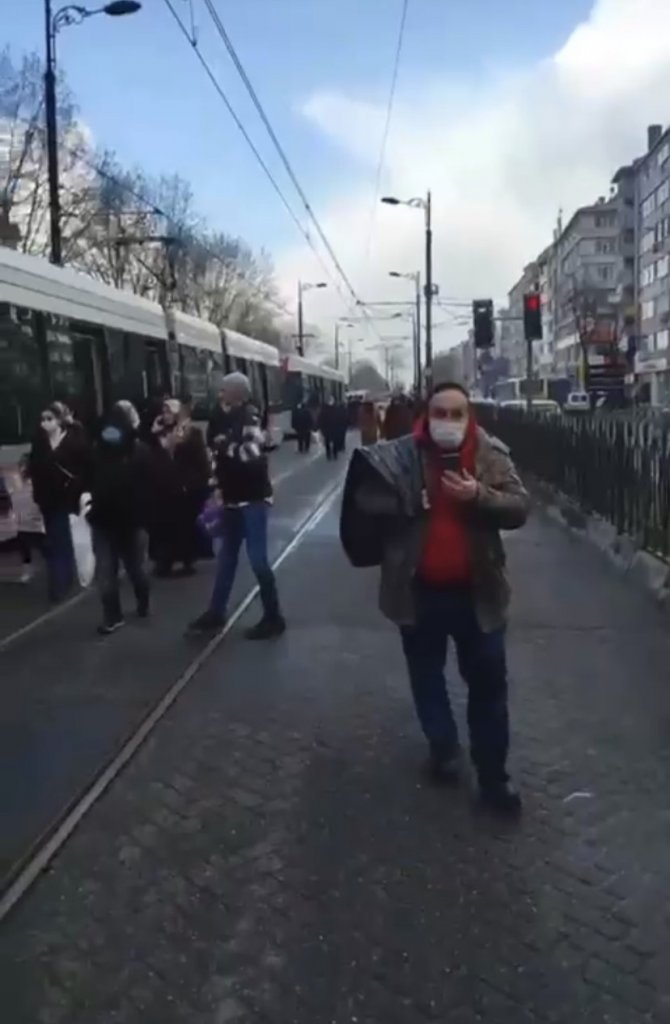 Tramvayda Enerji Kesildi, Yüzlerce Yolcu Yürümek Zorunda Kaldı
