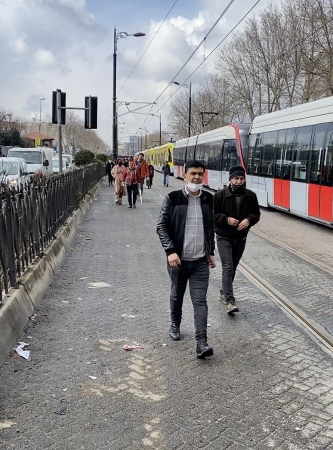 Tramvayda Enerji Kesildi, Yüzlerce Yolcu Yürümek Zorunda Kaldı