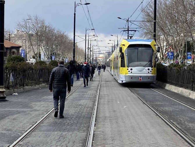 Tramvayda Enerji Kesildi, Yüzlerce Yolcu Yürümek Zorunda Kaldı