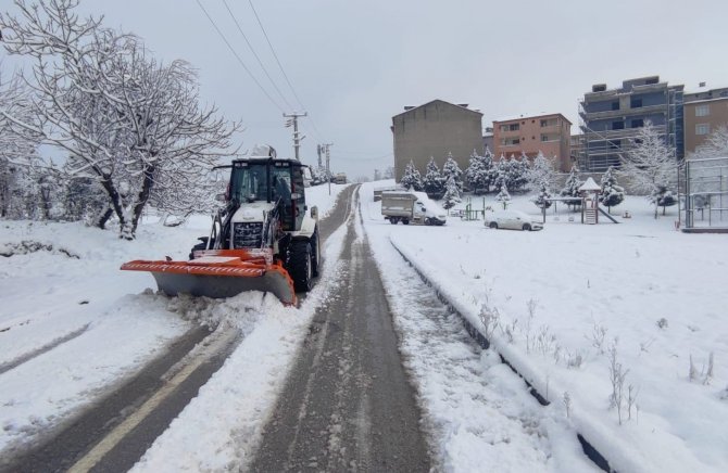 Derince’de Ekipler Karla Mücadelesini Sürdürüyor