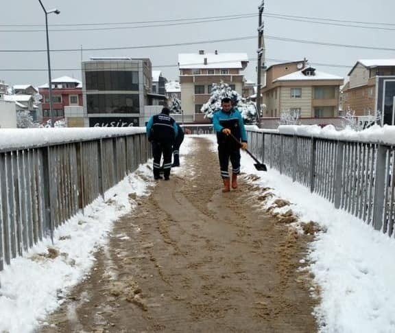 Derince’de Ekipler Karla Mücadelesini Sürdürüyor