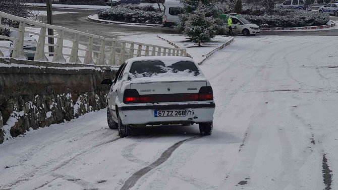 Karabük’te Buzlanan Yollar Sürücülere Zor Anlar Yaşattı