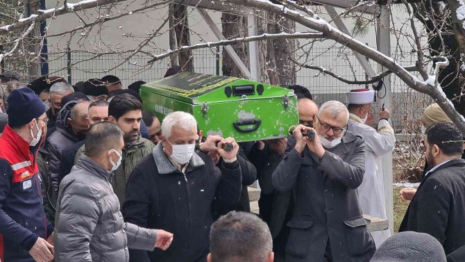 Arkadaşıyla Birlikte İntihar Eden Lise Öğrencisi Son Yolculuğuna Uğurlandı