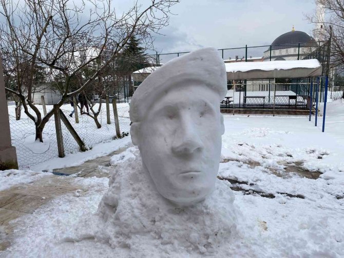 ’Kardan Şehit Ömer Halisdemir’ Büstü