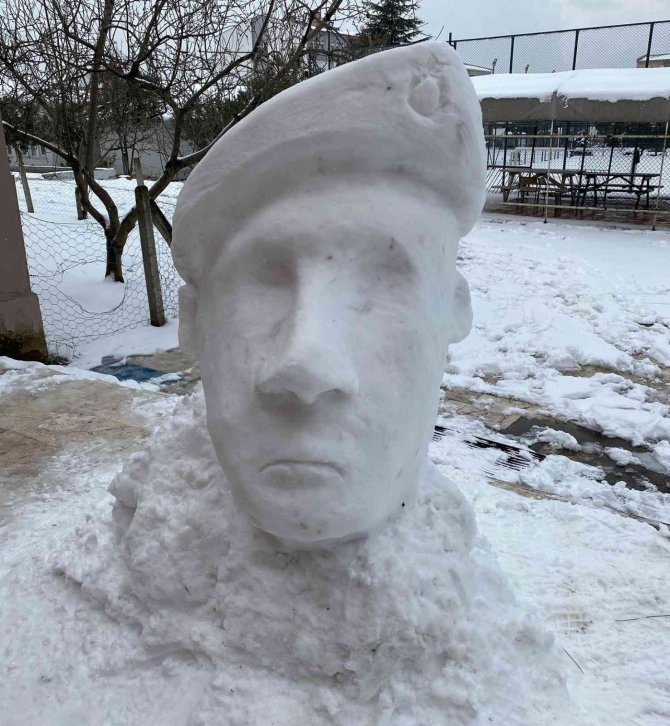 ’Kardan Şehit Ömer Halisdemir’ Büstü