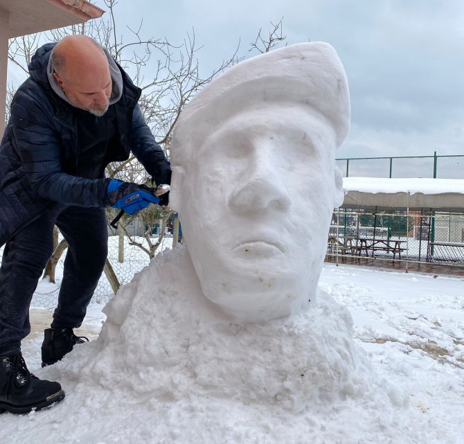 ’Kardan Şehit Ömer Halisdemir’ Büstü