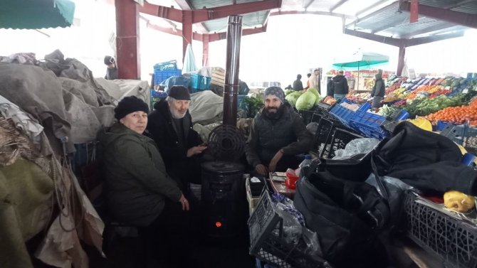 Soğuk Hava Ve Kar Yağışı Bu İlçede Hayatı Felç Etti