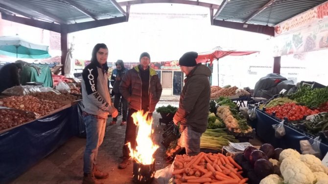 Soğuk Hava Ve Kar Yağışı Bu İlçede Hayatı Felç Etti