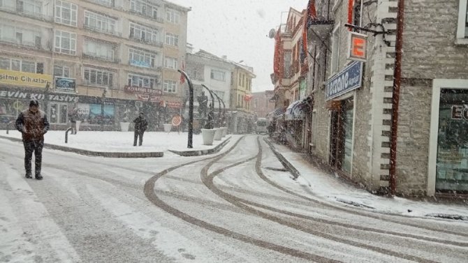 Soğuk Hava Ve Kar Yağışı Bu İlçede Hayatı Felç Etti