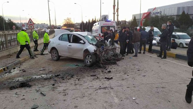 Yön Levhasına Çarpan Otomobil Sürücüsü Hayatını Kaybetti