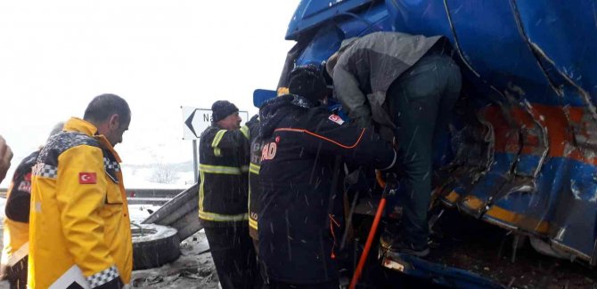 Bitlis’te Kargo Kamyonu İle Tır Çarpıştı: 1 Ağır Yaralı
