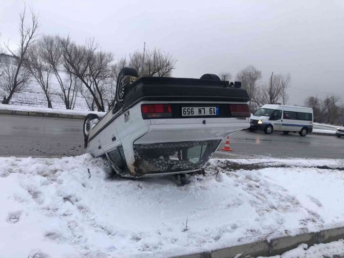 Orta Refüje Çarpan Otomobil Takla Attı: 1 Yaralı