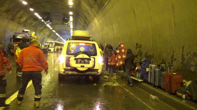 Kaza Sonrası Hipotermi Geçiren Yaşlı Kadın Ambulansın İçinde Isıtılmaya Çalışıldı