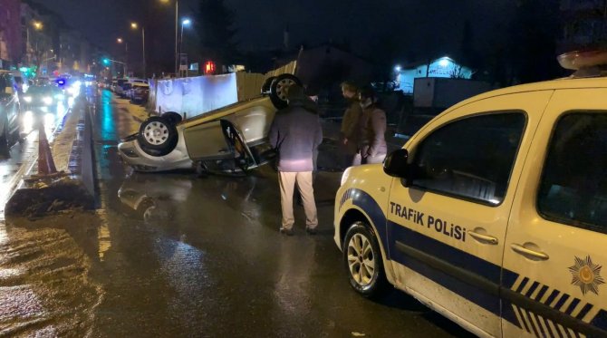 Kayganlaşan Yolda Kayan Araç Takla Attı: 1 Yaralı