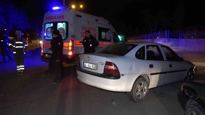 Otomobil Aydınlatma Direğine Çarptı: 2 Yaralı