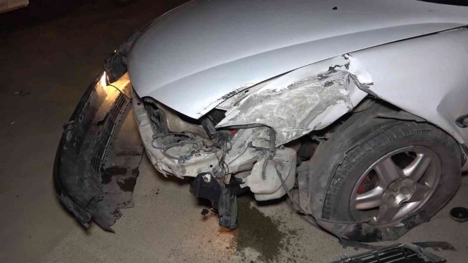 Otomobil Aydınlatma Direğine Çarptı: 2 Yaralı