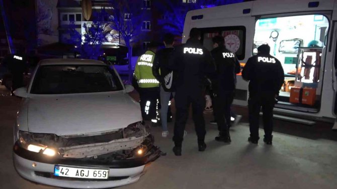 Otomobil Aydınlatma Direğine Çarptı: 2 Yaralı