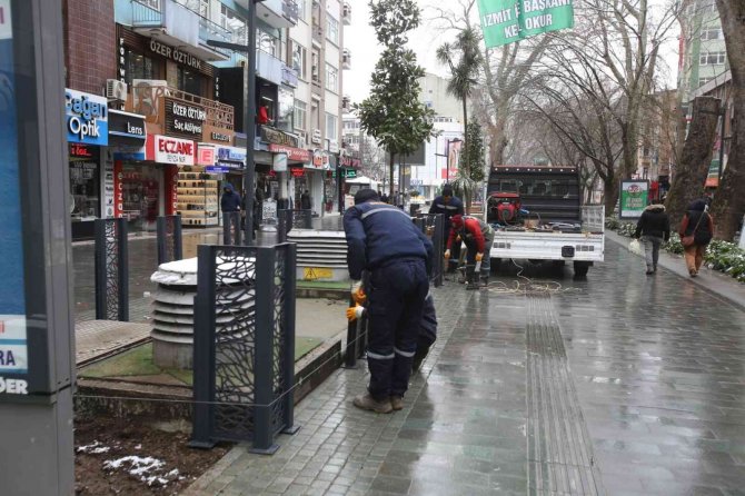 Cumhuriyet Bulvarına Kar Altında Son Dokunuşlar