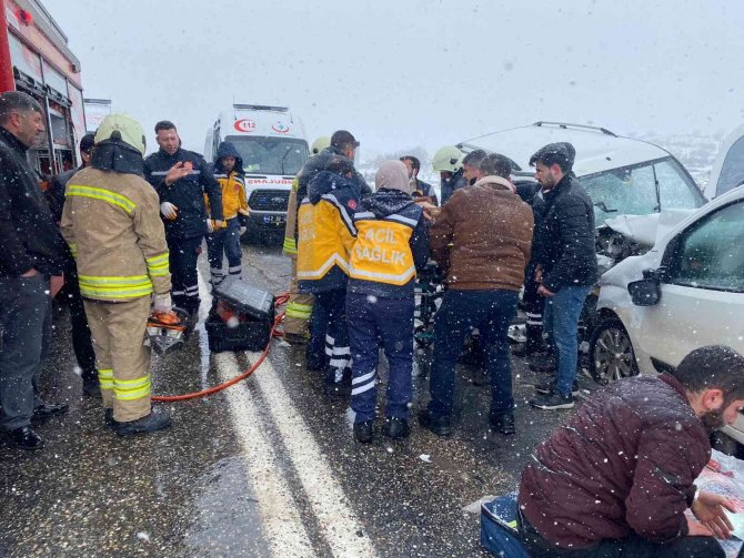 Mardin’de İki Araç Kafa Kafaya Çarpıştı: 3 Ölü, 8 Yaralı