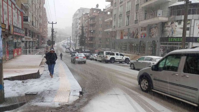 Mardin’de Günlerdir Devam Eden Kar Vatandaşları Sevindirdi