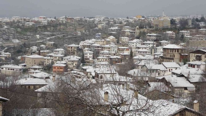 Unesco Kenti Safranbolu’da Tarihi Yapılar Ve Caddeler Beyaz Örtüyle Kaplandı
