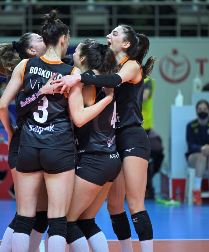 Fenerbahçe, Derbide Eczacıbaşı Dynavit’i 3-0 İle Geçti