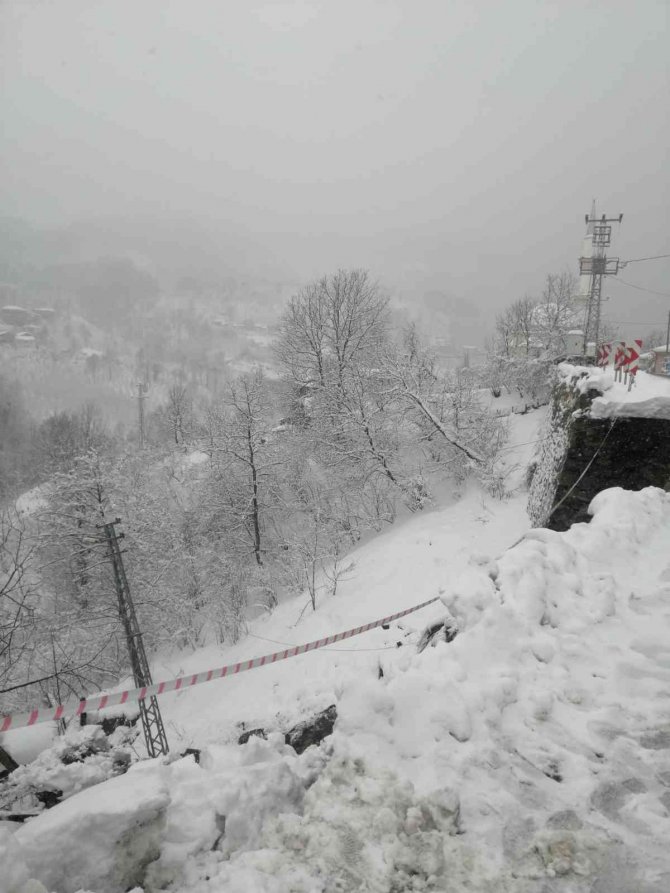 Ordu’da Yaşanan Heyelanda Elektrik Direğinin Yıkılma Anı Kamerada
