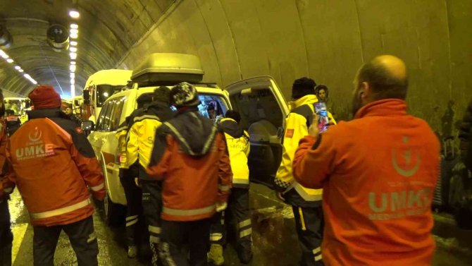 Kaza Sonrası Hipotermi Geçiren Yaşlı Kadın Ambulansın İçinde Isıtılmaya Çalışıldı