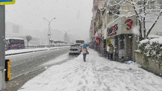 Etkisini Arttıran Kar Sakarya’yı Beyaza Bürüdü